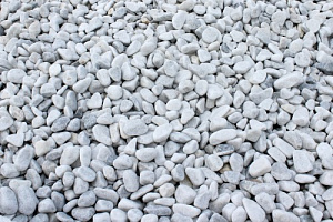 Kamenclub.ru: Мраморная крошка (щебень галтованный белый) фр.10-20 мм.  купить в Королеве мрамор белый, молочный, айвори окатанный округлый декоративный ландшафтный щебень 17000 руб/т   фото КАМЕНЬ КЛУБ