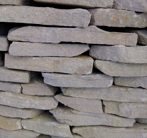 Kamenclub.ru: Песчаник пластушка светло-серый (3,0 см)  купить в Королеве песчаник светло-серый, серый песчаник рваный ландшафтный колотый 13800 руб/м3   фото КАМЕНЬ КЛУБ