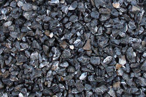 Kamenclub.ru: Щебень крошка черный (мрамор) фр. 20-40 мм.  купить в Королеве мрамор черный с белыми прожилками мраморная каменная крошка 11000 руб/т   фото КАМЕНЬ КЛУБ