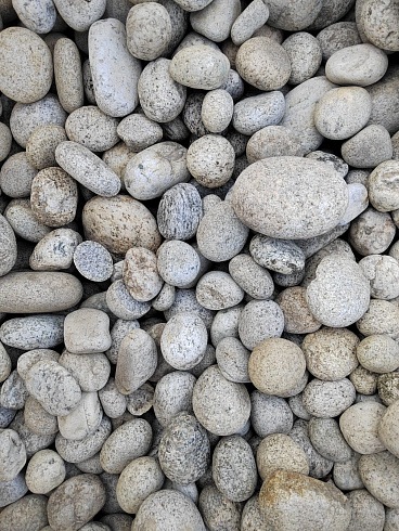 Kamenclub.ru: Галька речная окат (серо-белая) фр. 70-120 мм купить  в Королеве галька галечник бело-серая, серо-белая, серая, белая речная природная галька  8000 руб/т   фото КАМЕНЬ КЛУБ