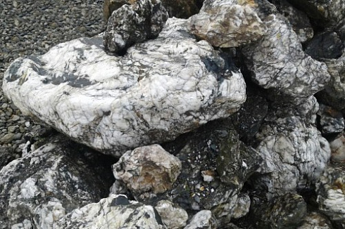 Kamenclub.ru: Черный гранит - кварцит фр. 100-500 мм.  купить в Королеве мрамор гранит черный с белыми прожилками, серый, белый валун скальный колотый 7000 руб/т   фото КАМЕНЬ КЛУБ