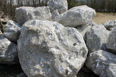 Kamenclub.ru: Мраморизированный известняк фр.500-1500 мм.  купить в Королеве    10000 руб/т   фото КАМЕНЬ КЛУБ