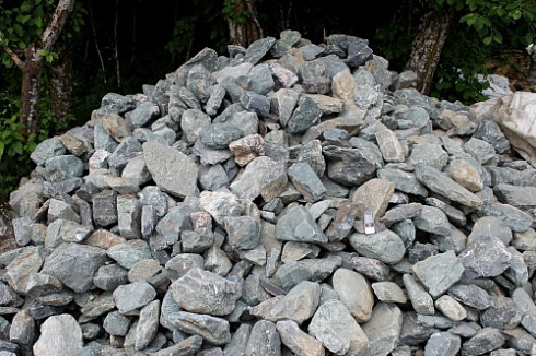 Kamenclub.ru: Гранит скальник (серо-зеленый) фр. 100-500 мм.  купить в Королеве гранит зеленый, серый, салатовый крупный ландшафтный валун 6 000 руб/т   фото КАМЕНЬ КЛУБ