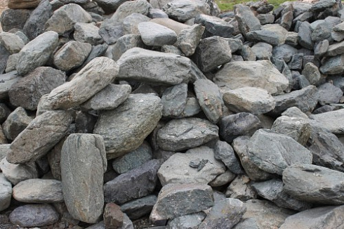 Kamenclub.ru: Гранит скальник (серо-зеленый) фр. 100-500 мм.  купить в Королеве гранит зеленый, серый, салатовый крупный ландшафтный валун 6 000 руб/т   фото КАМЕНЬ КЛУБ