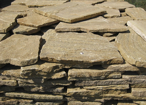 Kamenclub.ru: Песчаник пластушка желтый с рисунком (3 см)  купить в Королеве песчаник желтый с рисунком, рыжий, желтый песчаник пластушка ландшафтная рваная 8 500 руб/м3   фото КАМЕНЬ КЛУБ