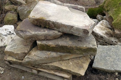 Kamenclub.ru: Песчаник плиты - плахи - пошаговые дорожки (фр. 70-150 мм)  купить в Королеве песчаник серый бежевый желтый зеленый колотый песчаник строительный 6500 руб/т   фото КАМЕНЬ КЛУБ