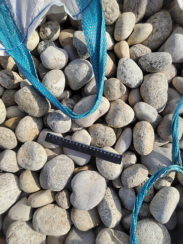 Kamenclub.ru: Галька речная окат (серо-белая) фр. 70-120 мм купить  в Королеве галька галечник бело-серая, серо-белая, серая, белая речная природная галька  8000 руб/т   фото КАМЕНЬ КЛУБ