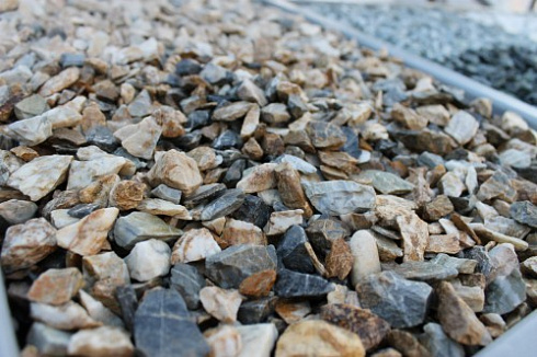 Kamenclub.ru: Мраморная крошка (щебень крошка медовый), фр. 10-20 мм.  купить в Королеве песчаник бежевый, серый каменная ландшафтная крошка  12000 руб/т   фото КАМЕНЬ КЛУБ