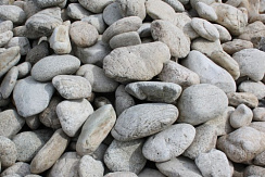 Kamenclub.ru: Бело-серый валунчик фр.100-300 мм.  купить в Королеве крупный камень для ландшафта серый, белый бело-серый валун крупная галька 4500 руб/т   фото КАМЕНЬ КЛУБ