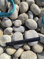 Kamenclub.ru: Галька речная окат (серо-белая) фр. 70-120 мм купить  в Королеве галька галечник бело-серая, серо-белая, серая, белая речная природная галька  8000 руб/т   фото КАМЕНЬ КЛУБ