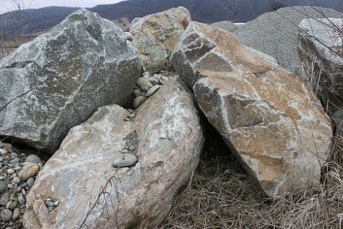 Kamenclub.ru: Гранит скальник (серо-зеленый) фр. 500-1500 мм.  купить в Королеве гранит мрамор  серый зеленый темно-серый глыба скальная колотая ландшафтная 7 500 руб/т   фото КАМЕНЬ КЛУБ