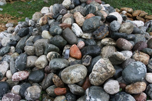 Kamenclub.ru: Ландшафтные валунчики фр.100-500 мм.  купить в Королеве крупный природный камень серый, темно-серый, светло-серый речной валун крупный 4800 руб/т   фото КАМЕНЬ КЛУБ