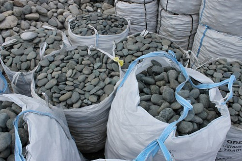 Kamenclub.ru: Темно-серый валунчик фр.100-300 мм.  купить в Королеве крупный природный камень серый, темно-серый, светло-серый речная галька большого размера окатанная 4500 руб/т   фото КАМЕНЬ КЛУБ