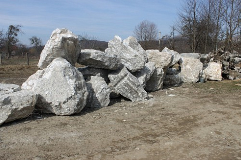 Kamenclub.ru: Мраморизированный известняк фр.500-1500 мм.  купить в Королеве    10000 руб/т   фото КАМЕНЬ КЛУБ