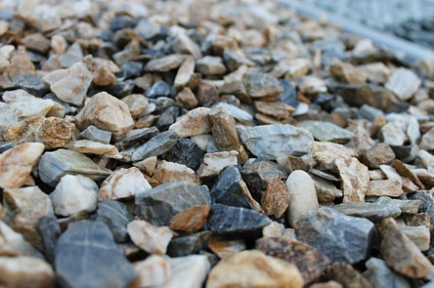 Kamenclub.ru: Мраморная крошка (щебень крошка медовый), фр. 10-20 мм.  купить в Королеве песчаник бежевый, серый каменная ландшафтная крошка  12000 руб/т   фото КАМЕНЬ КЛУБ