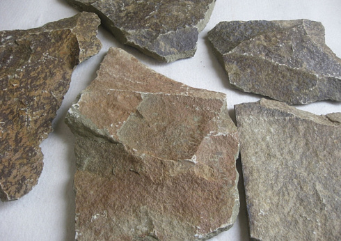 Kamenclub.ru: Песчаник пластушка "фонтанка" серо-зеленая (3,0-5,0 см)  купить в Королеве песчаник серо-зеленая колотые плитки облицовочные пластушки 11400 руб/м3   фото КАМЕНЬ КЛУБ