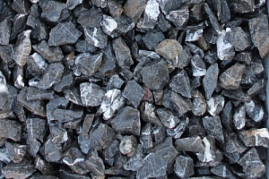 Kamenclub.ru: Щебень крошка черный (мрамор) фр. 20-40 мм.  купить в Королеве мрамор черный с белыми прожилками мраморная каменная крошка 11000 руб/т   фото КАМЕНЬ КЛУБ