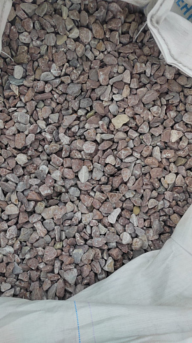 Kamenclub.ru: Мраморная крошка (щебень галтованный розовый) фр.20-40 мм.  купить в Королеве мрамор розовый, красный оголтованный округлый щебень  15000 руб/т   фото КАМЕНЬ КЛУБ