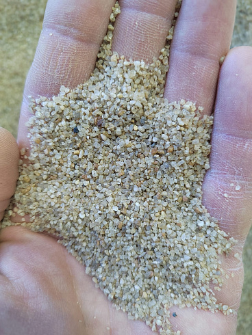 Кварцевый песок для площадок фр. 0,6-1,2 мм.  купить в Королеве фото Камень Клуб