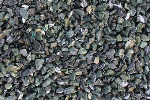 Kamenclub.ru: Мраморная крошка (щебень галтованный микс:зеленый-черный) фр.10-20 мм.  купить в Королеве мрамор зеленый, черный декоративные ландшафтные окатанные округлые камни щебня 14500 руб/т   фото КАМЕНЬ КЛУБ