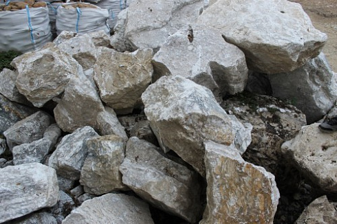 Kamenclub.ru: Мраморизированный известняк фр. 100-500 мм.  купить в Королеве известняк серый белый темно-серый сероватый валун природного образования окатанный 10500 руб/т   фото КАМЕНЬ КЛУБ