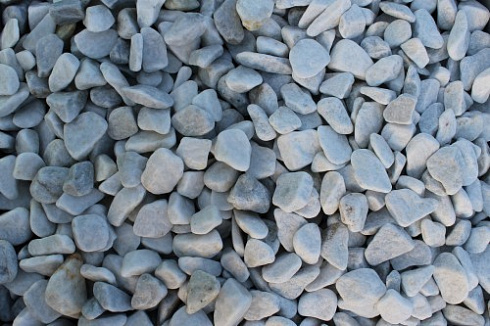 Kamenclub.ru: Мраморная крошка (щебень галтованный белый), фр.20-40 мм.  купить в Королеве мрамор белый бежевый молочный мраморный щебень декоративный 17000 руб/т   фото КАМЕНЬ КЛУБ