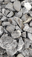 Kamenclub.ru: Щебень галтованный черный (мрамор) фр.40-70 мм.  купить в Королеве мрамор черный с белыми прожилками, черный, белый щебень галтованный округлый 13500 руб/т   фото КАМЕНЬ КЛУБ