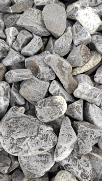 Kamenclub.ru: Щебень галтованный черный (мрамор) фр.40-70 мм.  купить в Королеве мрамор черный с белыми прожилками, черный, белый щебень галтованный округлый 13500 руб/т   фото КАМЕНЬ КЛУБ