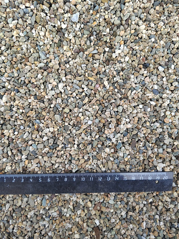 Kamenclub.ru: Галька речная окат (серая) фр.3-5 мм купить  в Королеве галька речная серая бежевый темно-серый окатанный речной камень округлый 9500 руб/т   фото КАМЕНЬ КЛУБ