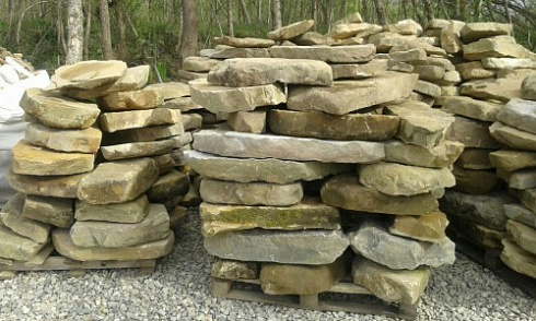 Kamenclub.ru: Песчаник плиты - плахи - пошаговые дорожки (фр. 70-150 мм)  купить в Королеве песчаник серый бежевый желтый зеленый колотый песчаник строительный 6500 руб/т   фото КАМЕНЬ КЛУБ