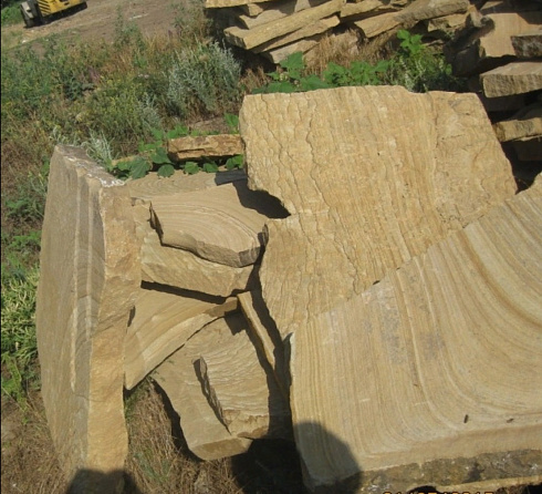 Kamenclub.ru: Форматный камень (плаха) пошаговая дорожка от 70-150 см (4 -12 см)  купить в Королеве плитняк  форматный плаха желтый песчаник 9 000 руб/т   фото КАМЕНЬ КЛУБ