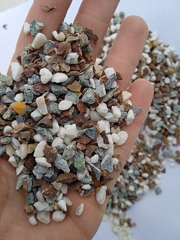 Kamenclub.ru: Мраморная крошка (щебень крошка микс : белый-черный-розовый) фр. 3-5 мм.  купить в Королеве мрамор белый, черный, розовый, разноцветный мраморная каменная крошка декорвтивная 12000 руб/т   фото КАМЕНЬ КЛУБ