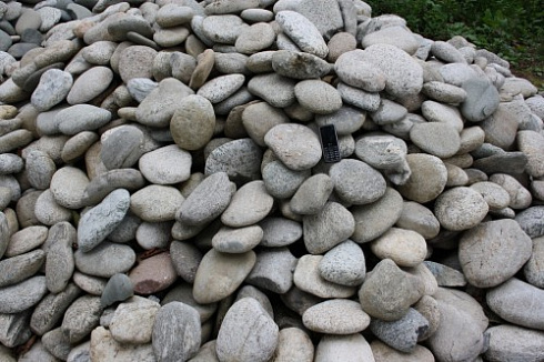 Kamenclub.ru: Галька речная плоская (бело-серая) фр. 100-200-300 мм. купить  в Королеве галька речная плоская серый, белый, бело-серый, серо-белый речная галька плоская  9000 руб/т   фото КАМЕНЬ КЛУБ