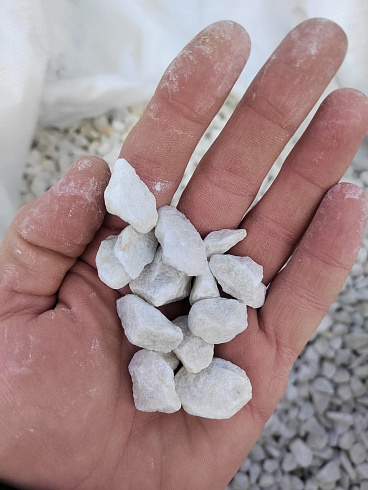 Kamenclub.ru: Мраморная крошка, щебень, цвет-белый, фр. 10-20 мм.  купить в Королеве мрамор белый, молочный айвори каменная ландшафтная декоративная крошка шебня 12000 руб/т   фото КАМЕНЬ КЛУБ