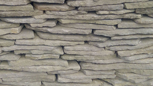 Kamenclub.ru: Песчаник пластушка светло-серый (2,0 см)  купить в Королеве плитняк- ластушка светло-серый, серый рваный ландшафтный плитняк колотый 13800 руб/м3   фото КАМЕНЬ КЛУБ