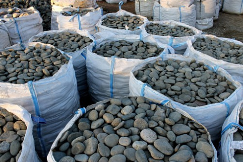 Kamenclub.ru: Галька речная плоская (темно-серая) фр. 100-200-300 мм. купить  в Королеве галька речная плоская темно-серый, серый, синий речной галечник плоский 9000 руб/т   фото КАМЕНЬ КЛУБ