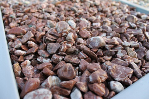 Kamenclub.ru: Мраморная крошка (щебень галтованный розовый) фр.10-20 мм.  купить в Королеве мрамор розовый, красный ландшафтный декоративный окатанный округлый щебень 15000 руб/т   фото КАМЕНЬ КЛУБ