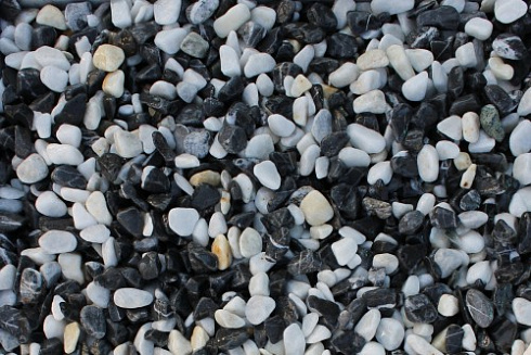 Kamenclub.ru: Мраморная крошка (щебень крошка микс : белый-черный-розовый) фр. 5-10 мм.  купить в Королеве мрамор белый, черный, розовый, разноцветный микс декоративная мраморная каменная крошка 12000 руб/т   фото КАМЕНЬ КЛУБ