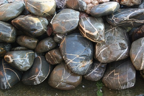 Kamenclub.ru: Валунчик Паутинник фр.100-300 мм  купить в Королеве крупный природный камень галечник темно-серый с прожилками белый черный речной валунчик 5000 руб/т   фото КАМЕНЬ КЛУБ