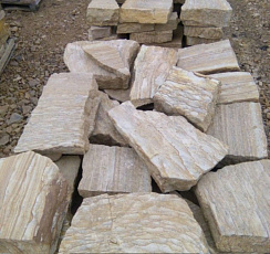 Kamenclub.ru: Песчаник пластушка желтый с рисунком (7-15 см)  купить в Королеве плитняк - пластушка - бут желтый песчаник 10200 руб/м3   фото КАМЕНЬ КЛУБ