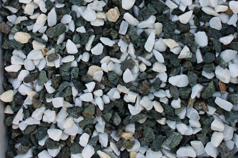 Kamenclub.ru: Мраморная крошка (щебень крошка микс : белый-черный-розовый) фр. 3-5 мм.  купить в Королеве мрамор белый, черный, розовый, разноцветный мраморная каменная крошка декорвтивная 12000 руб/т   фото КАМЕНЬ КЛУБ