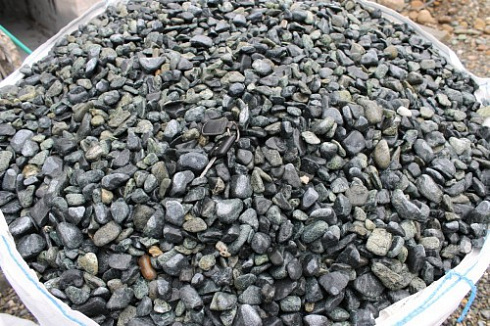 Kamenclub.ru: Щебень галтованный зеленый (змеевик) фр. 20-40 мм.  купить в Королеве мрамор зеленый, салатовый оголтованный щебень мраморный 12500 руб/т   фото КАМЕНЬ КЛУБ