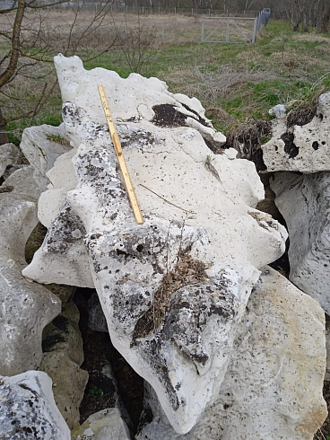 Kamenclub.ru: Выветренный известняк (степной) фр. 500-1500 мм.  купить в Королеве    10000 руб/т   фото КАМЕНЬ КЛУБ