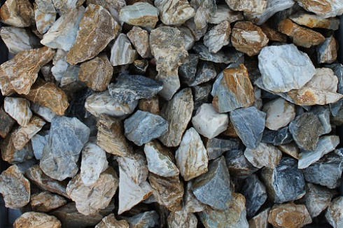 Kamenclub.ru: Мраморная крошка (щебень крошка медовый) фр. 20-40 мм.  купить в Королеве мрамор бежевый рыжий желтый ландшафтная мраморная крошка 12000 руб/т   фото КАМЕНЬ КЛУБ