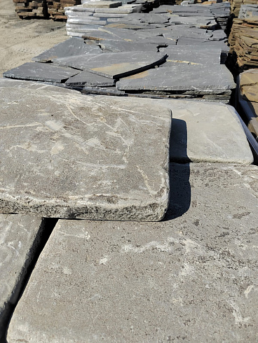 Kamenclub.ru: Песчаник пластушка галтованная светло-серая (3,0 см)  купить в Королеве песчаник светло-серый, серый ландшафтный камень рваный колотый 21000 руб/м3   фото КАМЕНЬ КЛУБ