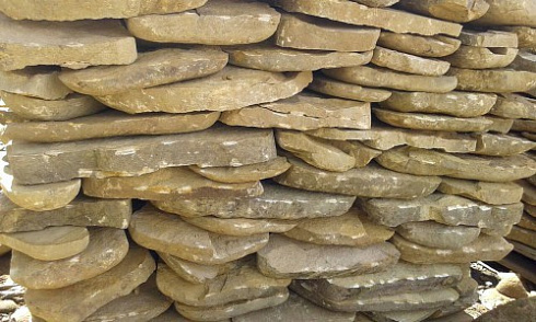 Kamenclub.ru: Песчаник колотый для облицовки (фр. 2-3 см)  купить в Королеве песчаник бежевый серый рыжий песчаник строительный 5000 руб/т   фото КАМЕНЬ КЛУБ