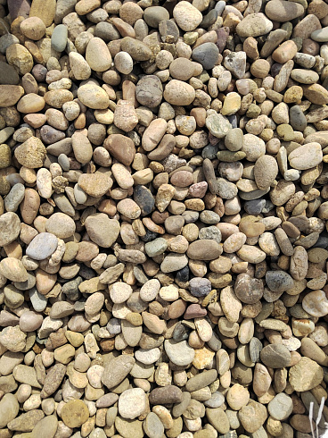 Kamenclub.ru: Галька речная окат рыжая фр. 20-40 мм. купить  в Королеве галька речная окатанная рыжая желтая серая округлая речная галька 5000 руб/т   фото КАМЕНЬ КЛУБ