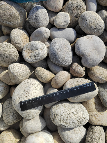 Kamenclub.ru: Галька речная окат (серо-белая) фр. 70-120 мм купить  в Королеве галька галечник бело-серая, серо-белая, серая, белая речная природная галька  8000 руб/т   фото КАМЕНЬ КЛУБ