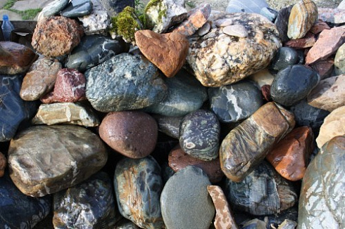 Kamenclub.ru: Ландшафтные валунчики фр.100-500 мм.  купить в Королеве крупный природный камень серый, темно-серый, светло-серый речной валун крупный 4800 руб/т   фото КАМЕНЬ КЛУБ