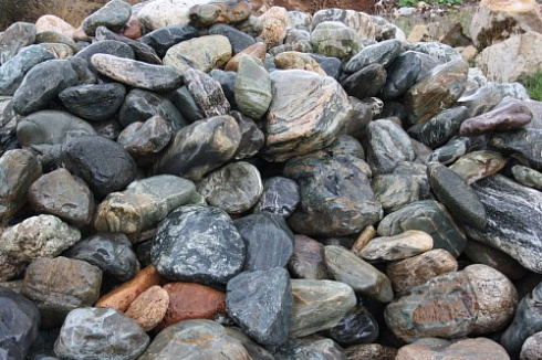 Kamenclub.ru: Ландшафтные валунчики фр.100-500 мм.  купить в Королеве крупный природный камень серый, темно-серый, светло-серый речной валун крупный 4800 руб/т   фото КАМЕНЬ КЛУБ